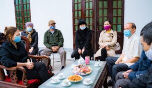 Nhiều bệnh nhân tới thăm khám và điều trị bởi lương y Trần Văn Nhi